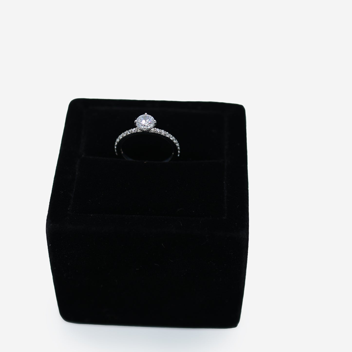 Aanura Classic Solitaire Ring in 925 Silver