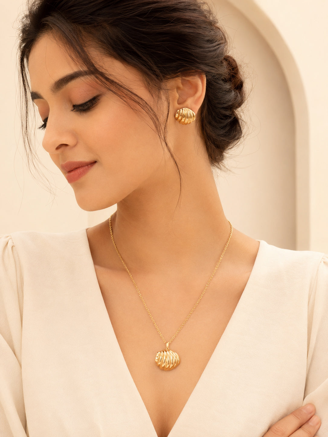 Aanura Gold Shell Necklace & Earrings Set