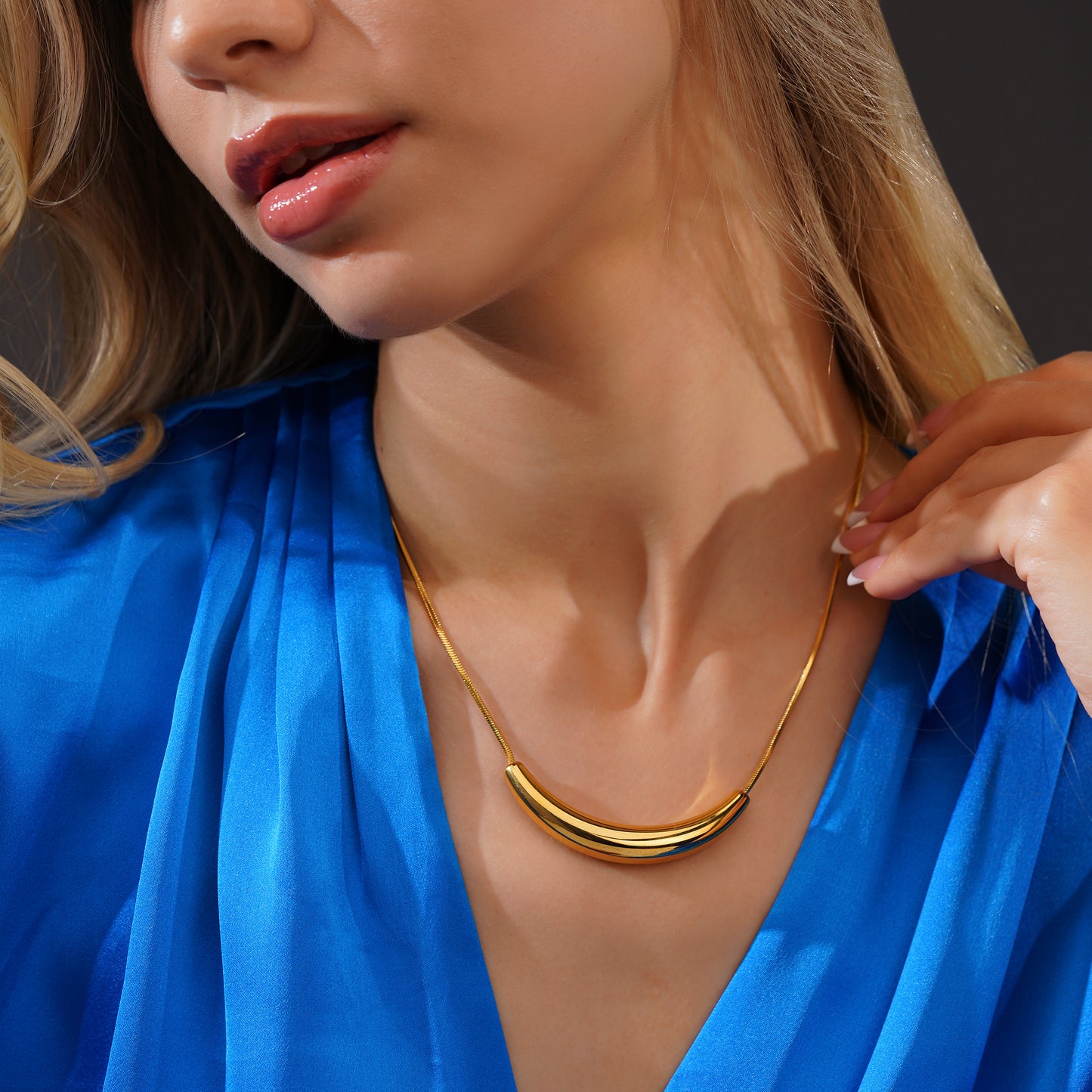 Aanura Curved Bar Statement Necklace