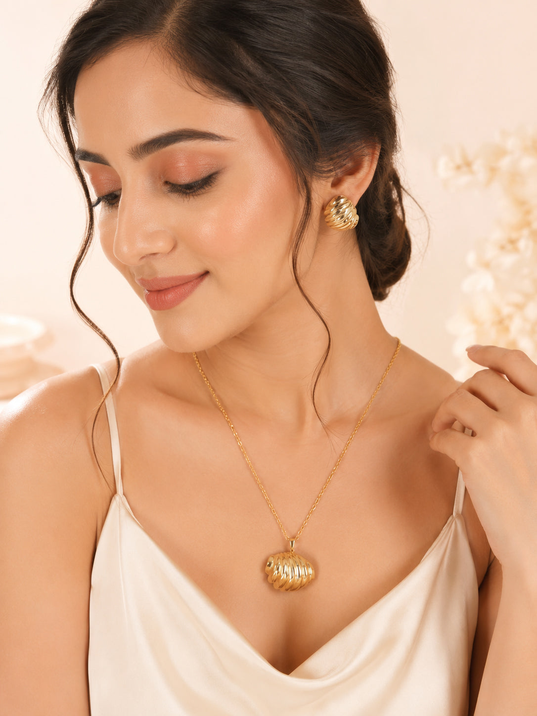 Aanura Gold Shell Necklace & Earrings Set