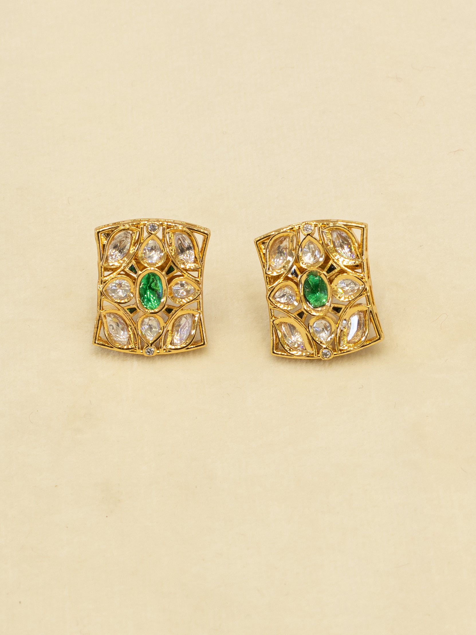 Aanura Minimal Kundan Pendant Necklace with Earrings