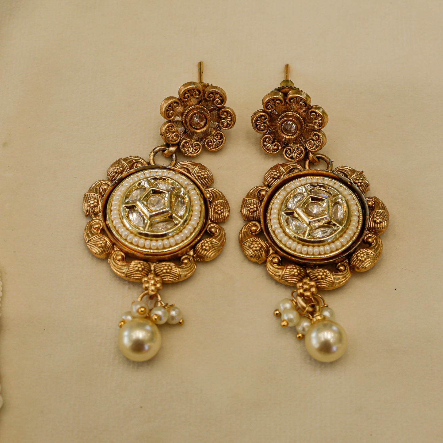 Aanura Antique Circular Kundan Choker Necklace Set