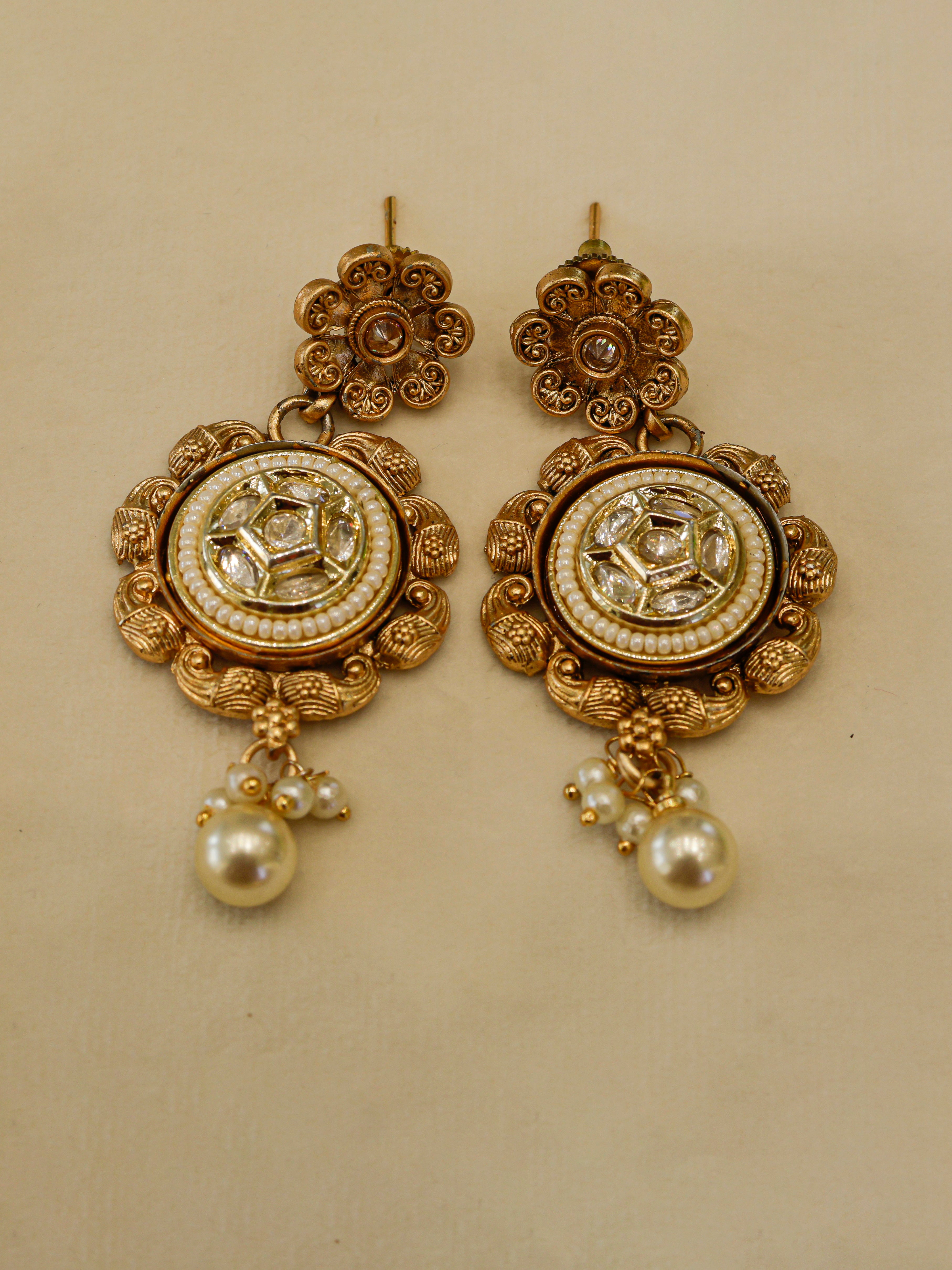 Aanura Antique Circular Kundan Choker Necklace Set