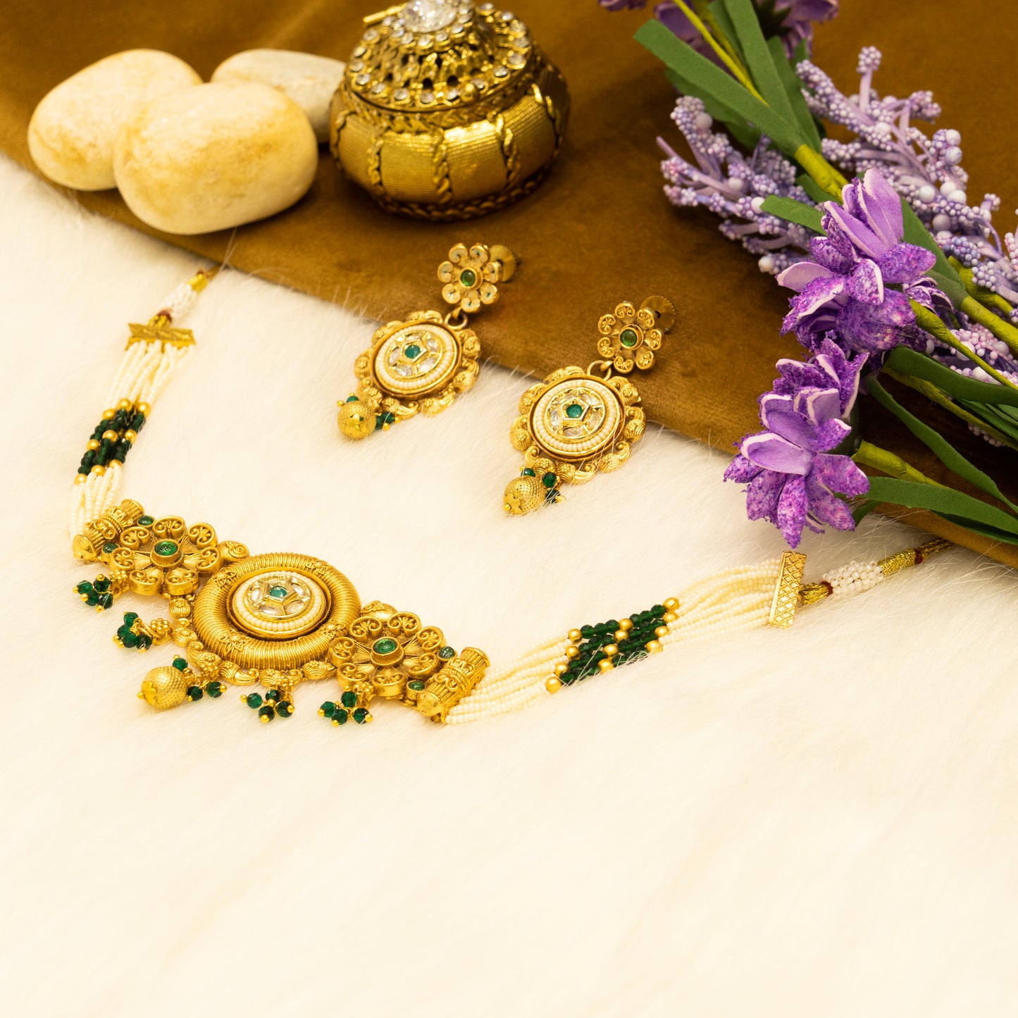 Aanura Antique Circular Kundan Choker Necklace Set