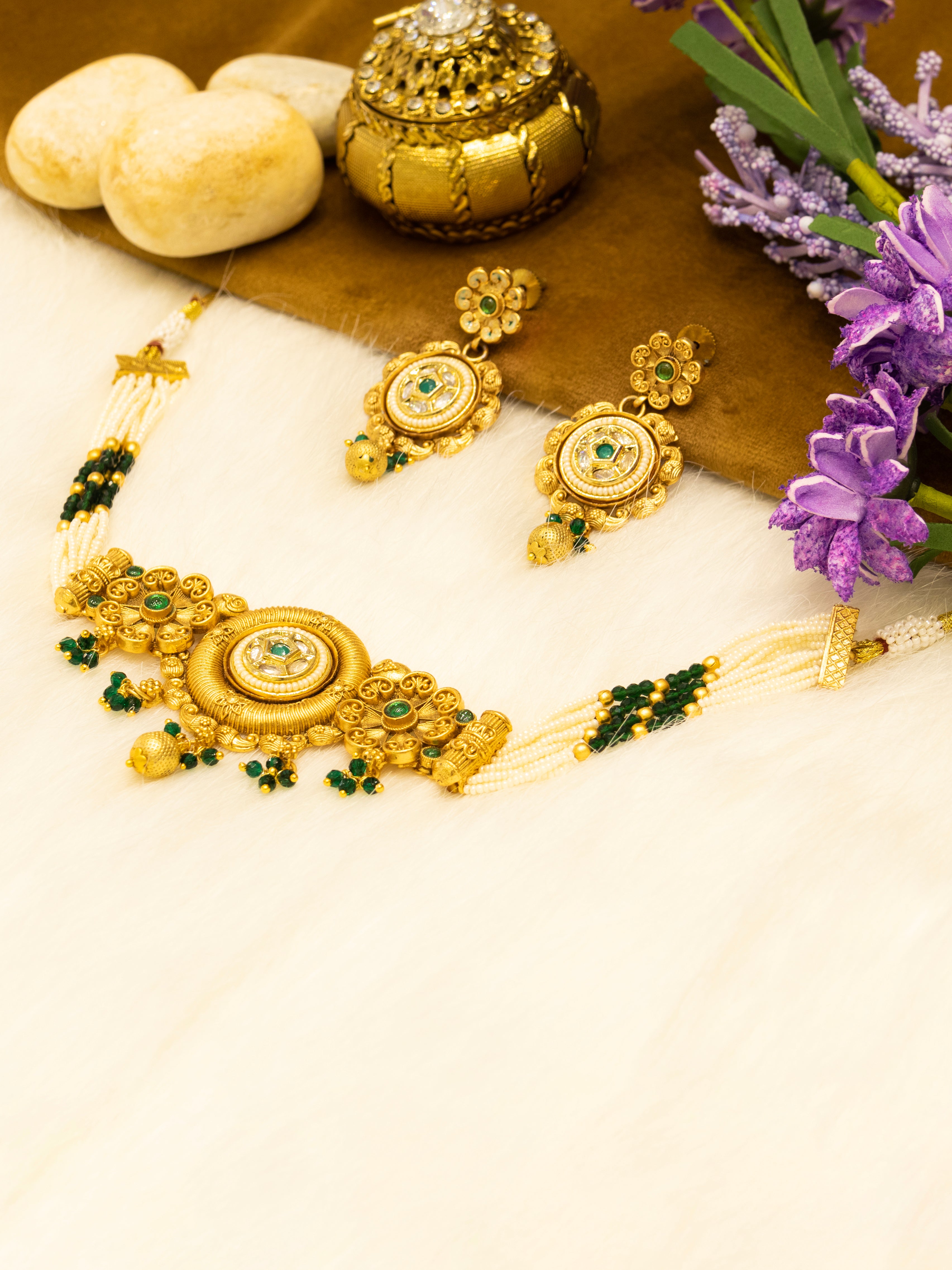 Aanura Antique Circular Kundan Choker Necklace Set
