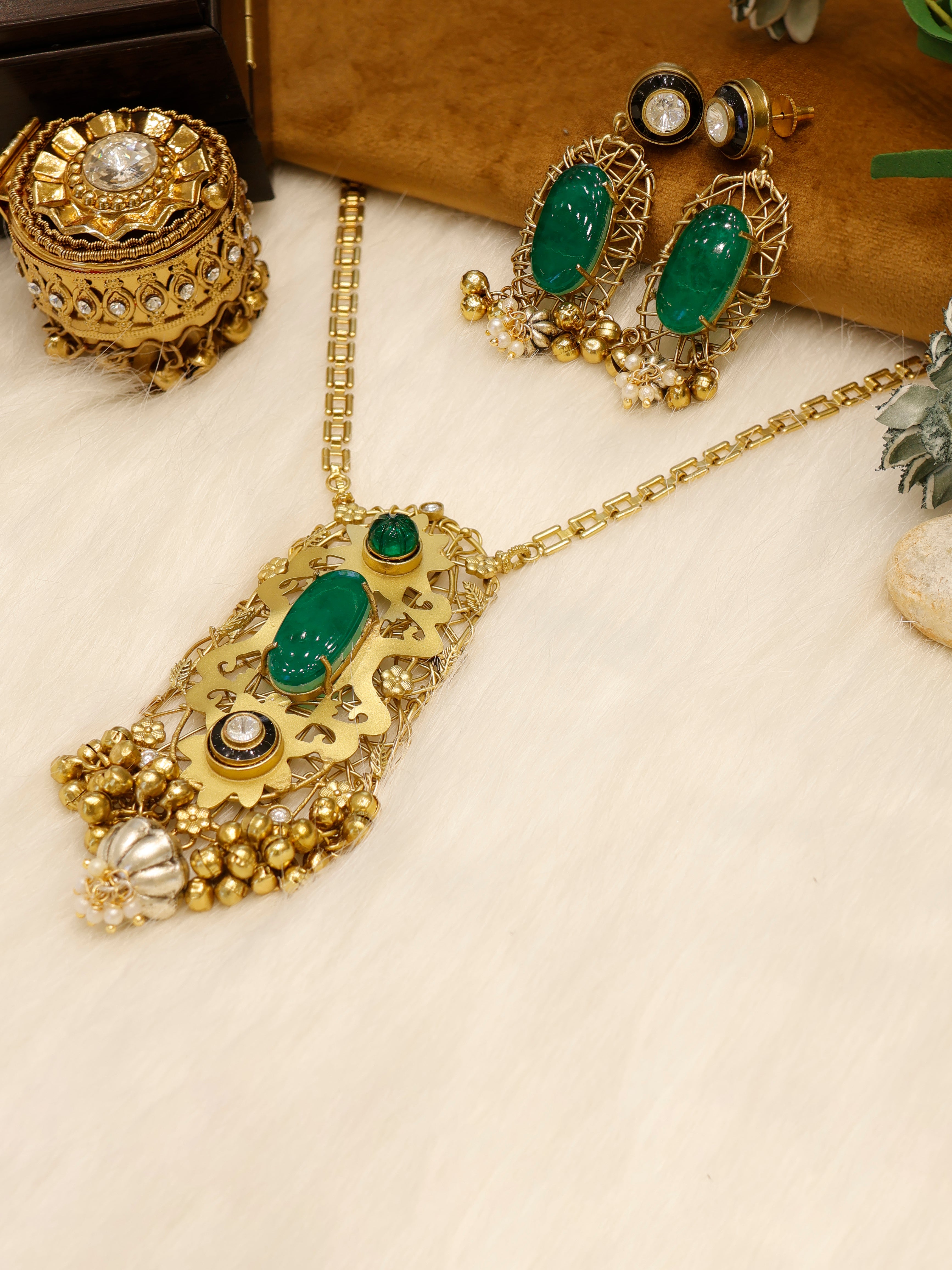 Aanura Pink Stone Antique Pendant Necklace Set