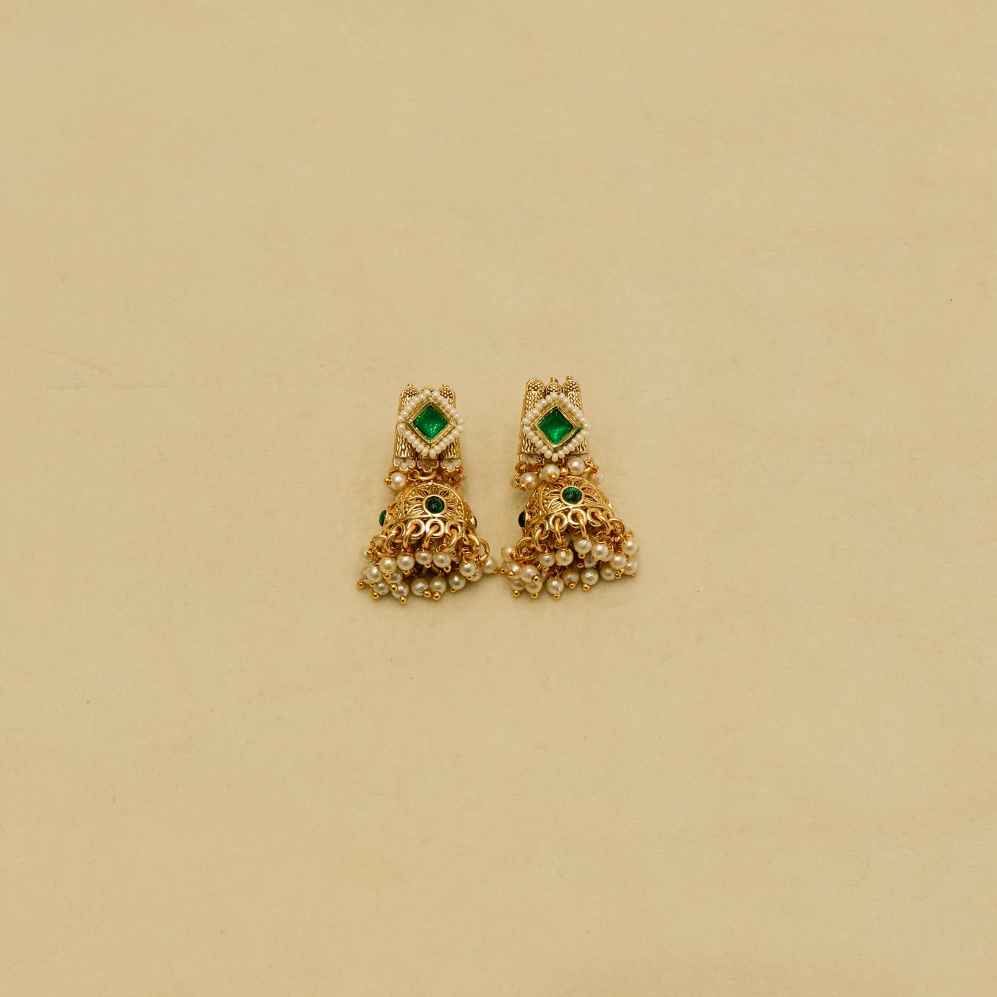 Aanura Kundan Choker Necklace with Green Stones & Pearls