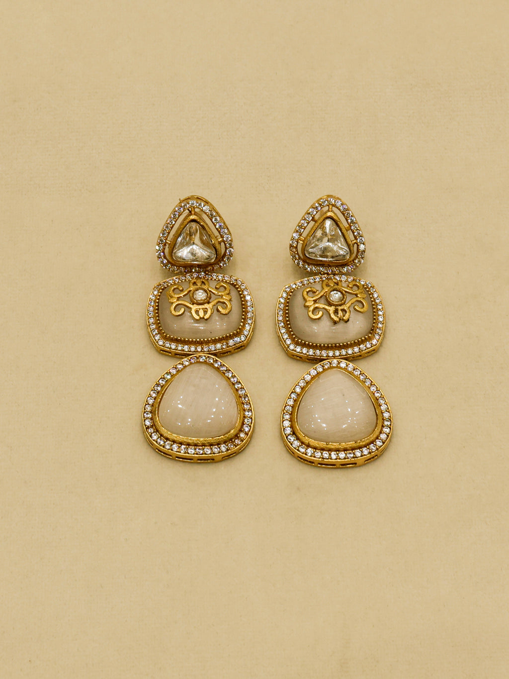 Aanura Kundan Choker Necklace with Teardrop Pendant